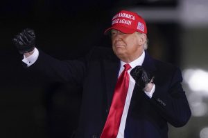Posledné hodiny pred voľbami: Trump rastie