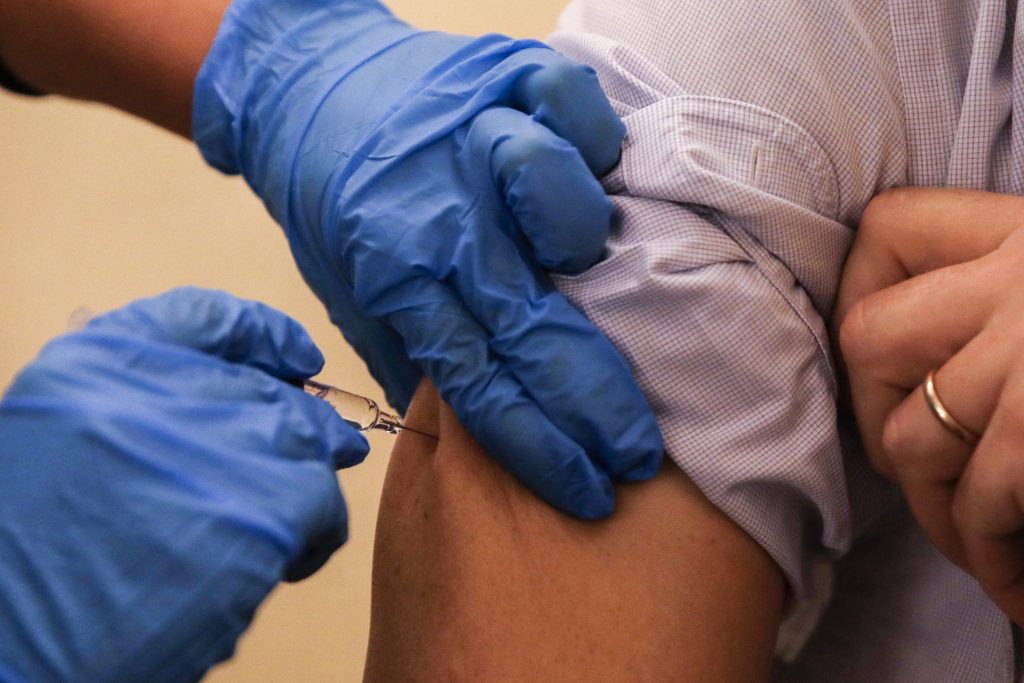 Prieskum: Ochota dať sa zaočkovať proti ochoreniu COVID-19 mierne narástla