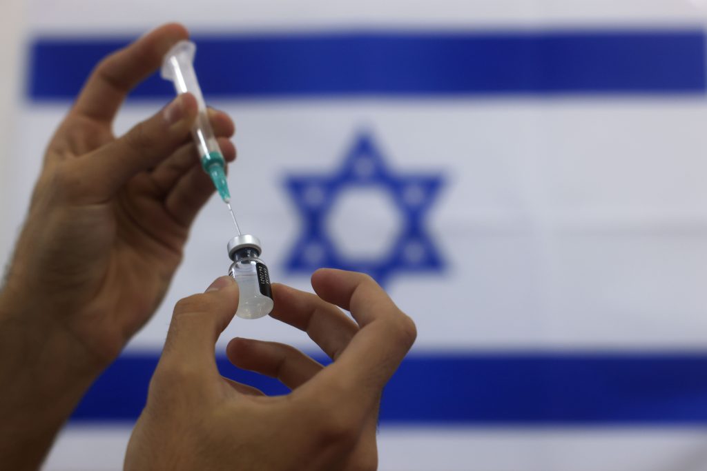 Izrael: Infikoval sa iba jeden zo šesťtisíc zaočkovaných