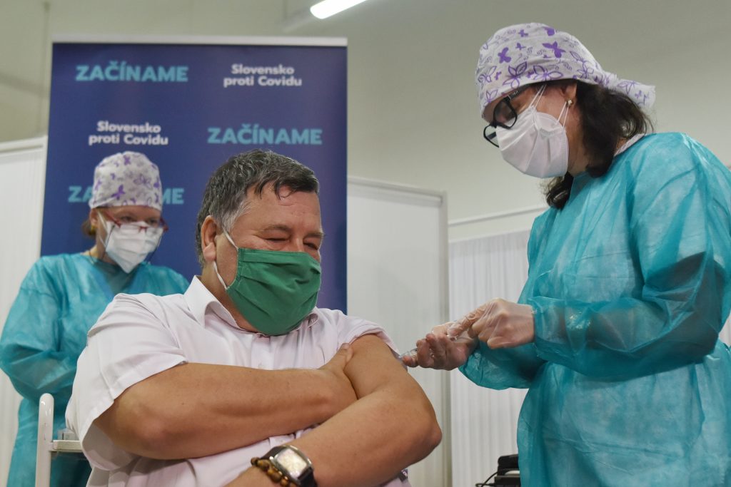 Na snímke infektológ Vladimír Krčméry ako prvý Slovák počas úvodného očkovania proti ochoreniu COVID-19 na Slovensku v Nitre v sobotu 26. decembra 2020.