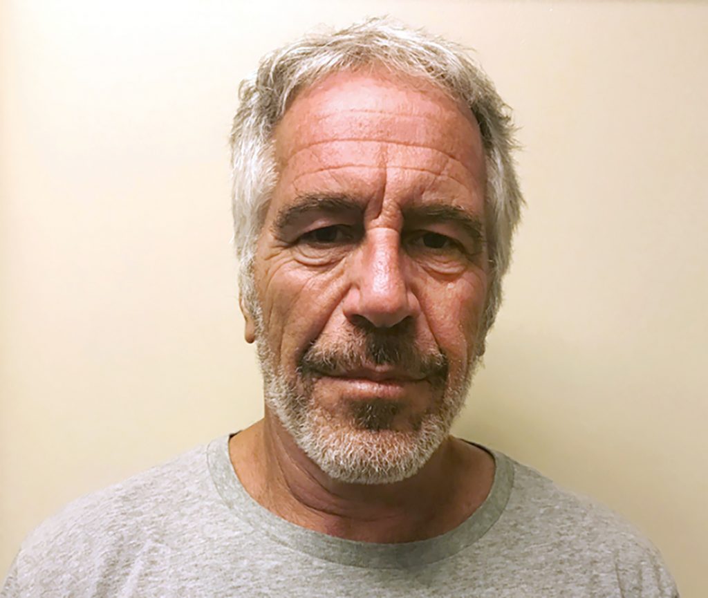 Súd nariadil stiahnutie obvinení voči dozorcom, ktorí strážili Epsteina