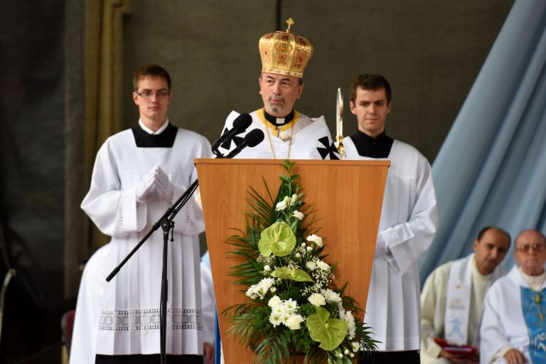 Arcibiskup Cyril Vasiľ pozýva na oslavu Dňa rodiny do Košíc. Nedeľný program bude prenášať TV Lux