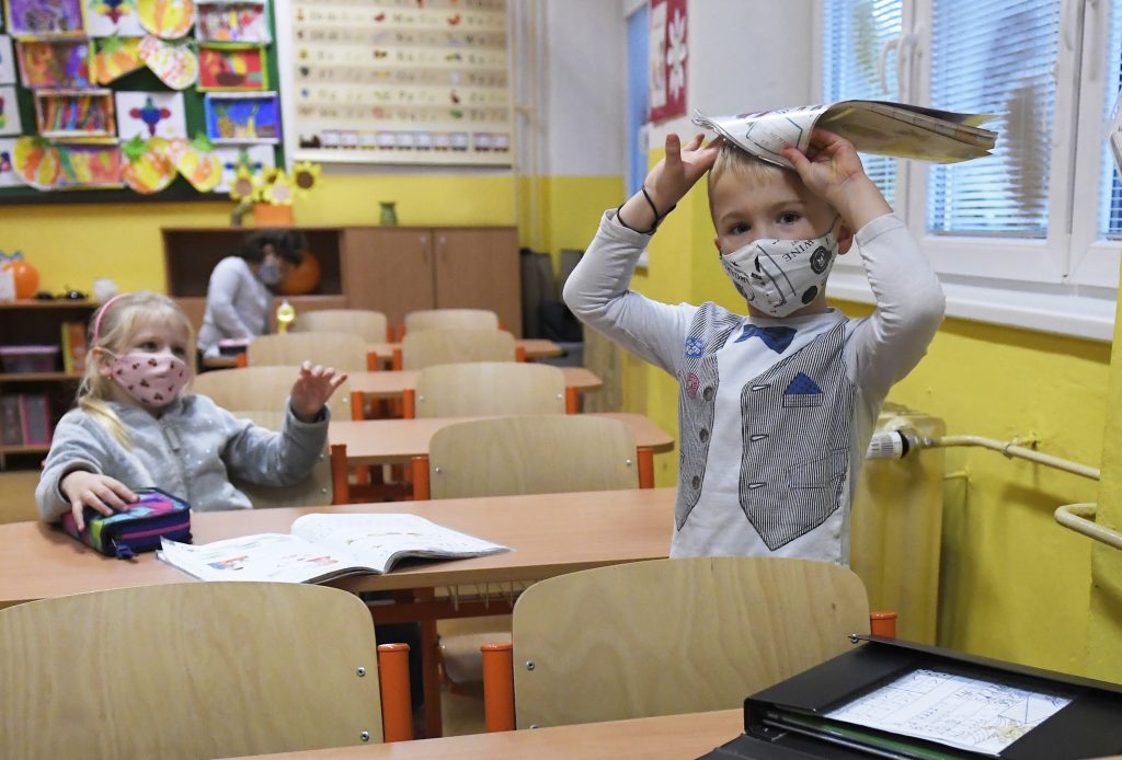 Pandemické opatrenia v školách nezabrali a zhoršili zdravie detí, tvrdí nemecký vládny expert