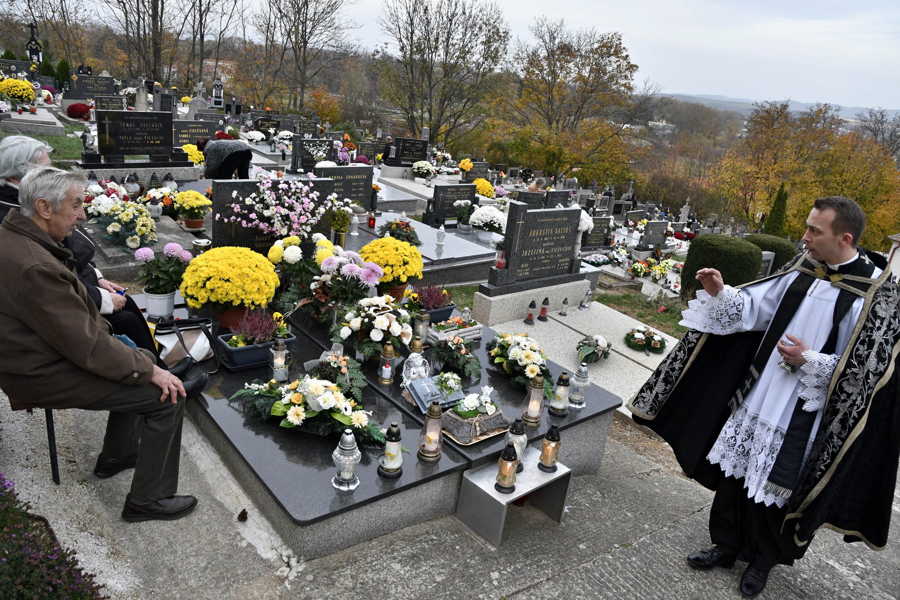 Alarmujúci stav na prešovských cintorínoch. Sú plné odpadu