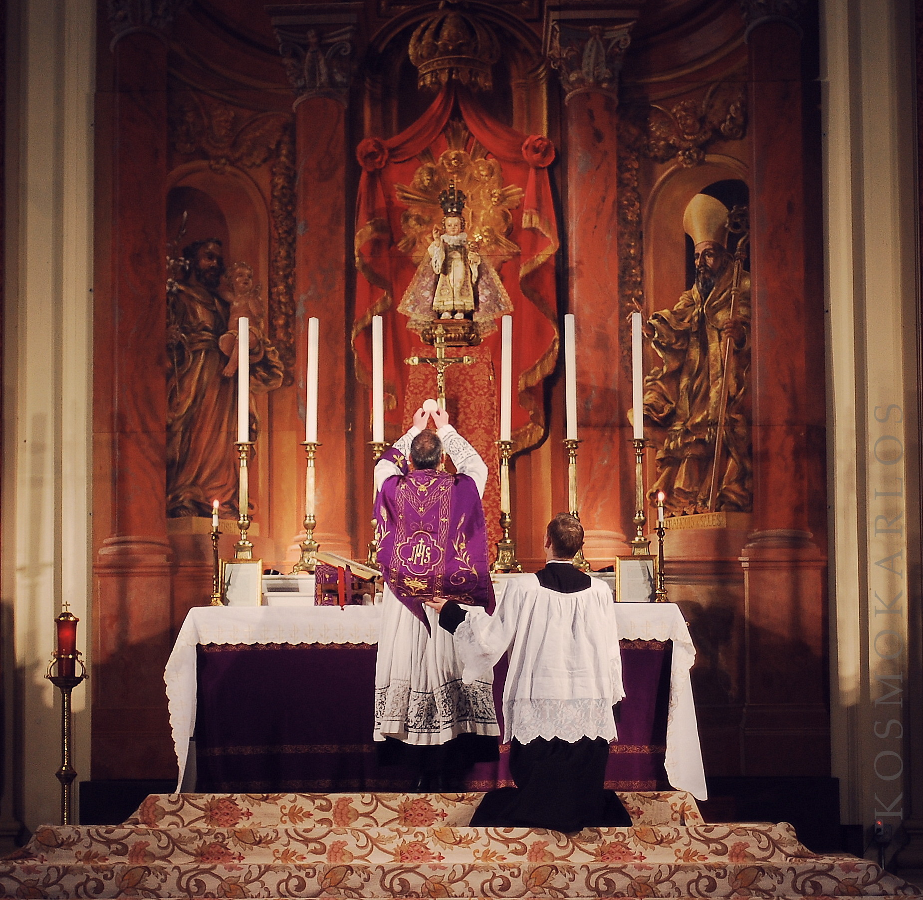 Kongregácia pre Boží kult ďalej sprísňuje obmedzenia tradičnej latinskej omše