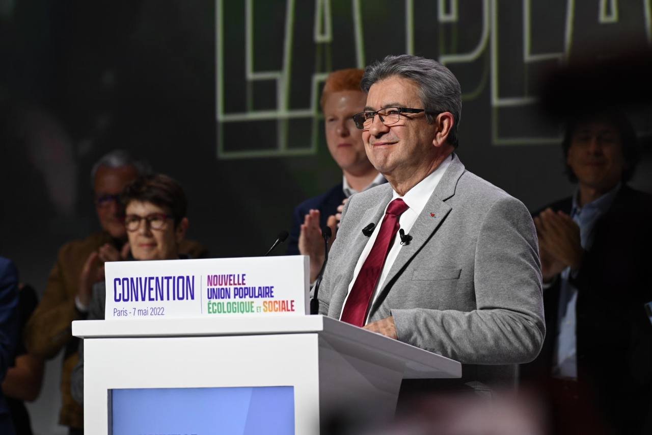 Krajná ľavica sa Macronovi vyhráža ústavnou žalobou za nevymenovanie premiéra