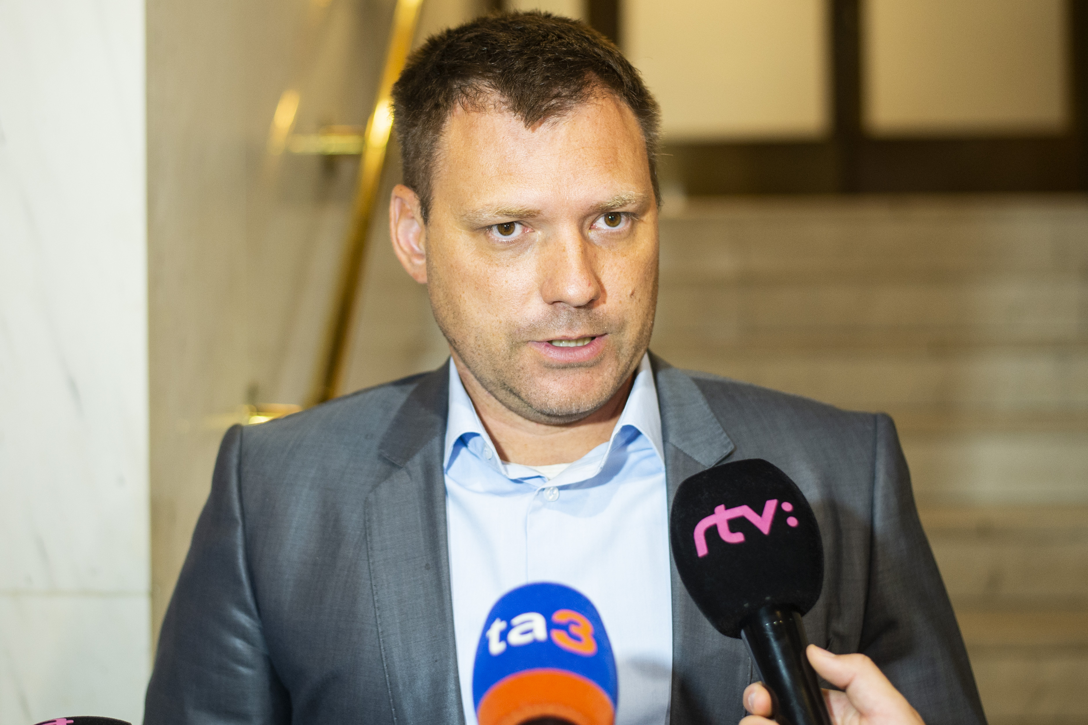 Rozhorčenie, vulgarizmy aj výzvy protestovať. Časť kultúrnej obce sa búri proti Tarabovi ako ministrovi kultúry