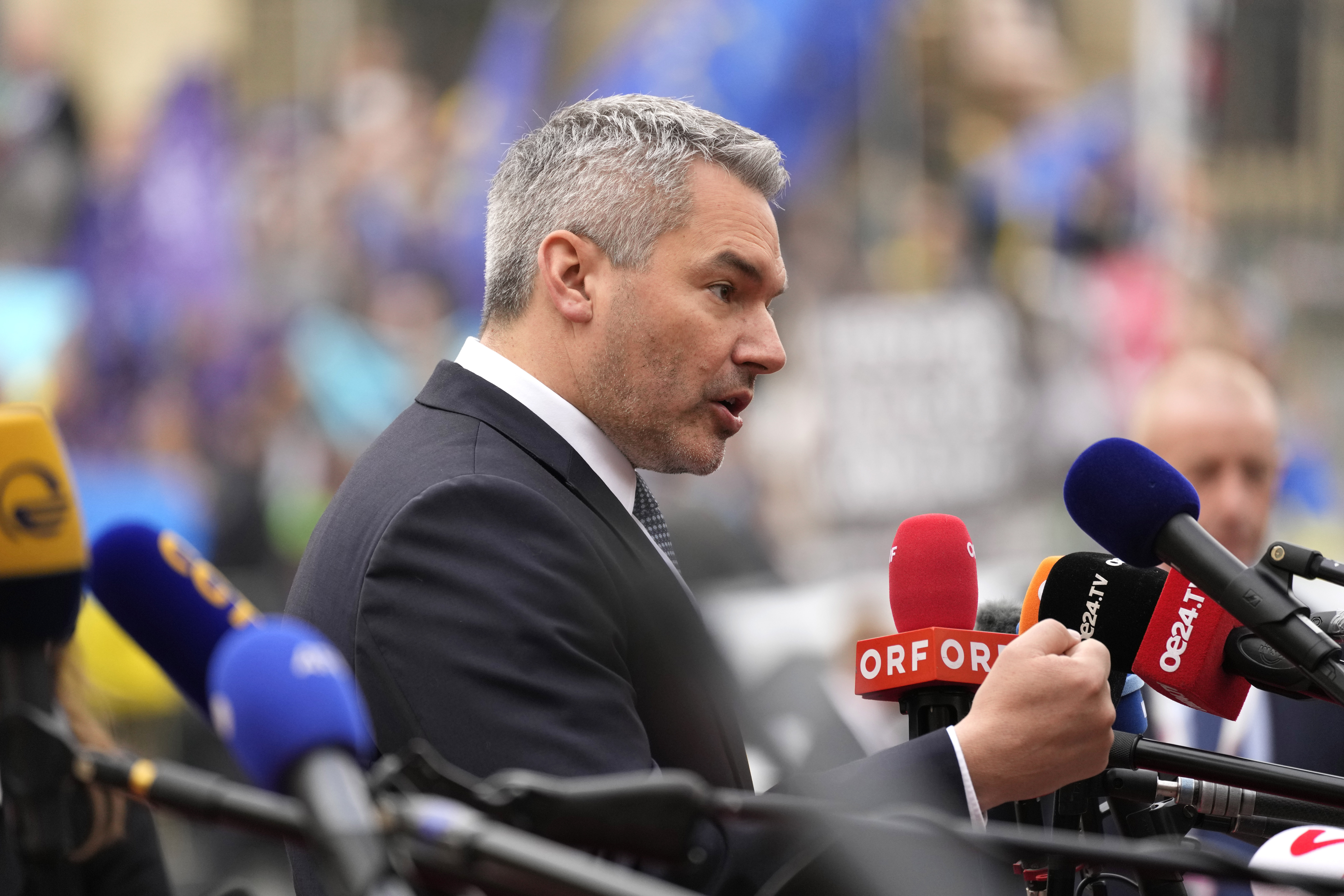 Rakúsky kancelár po zlyhaní koaličných rokovaní končí v politike