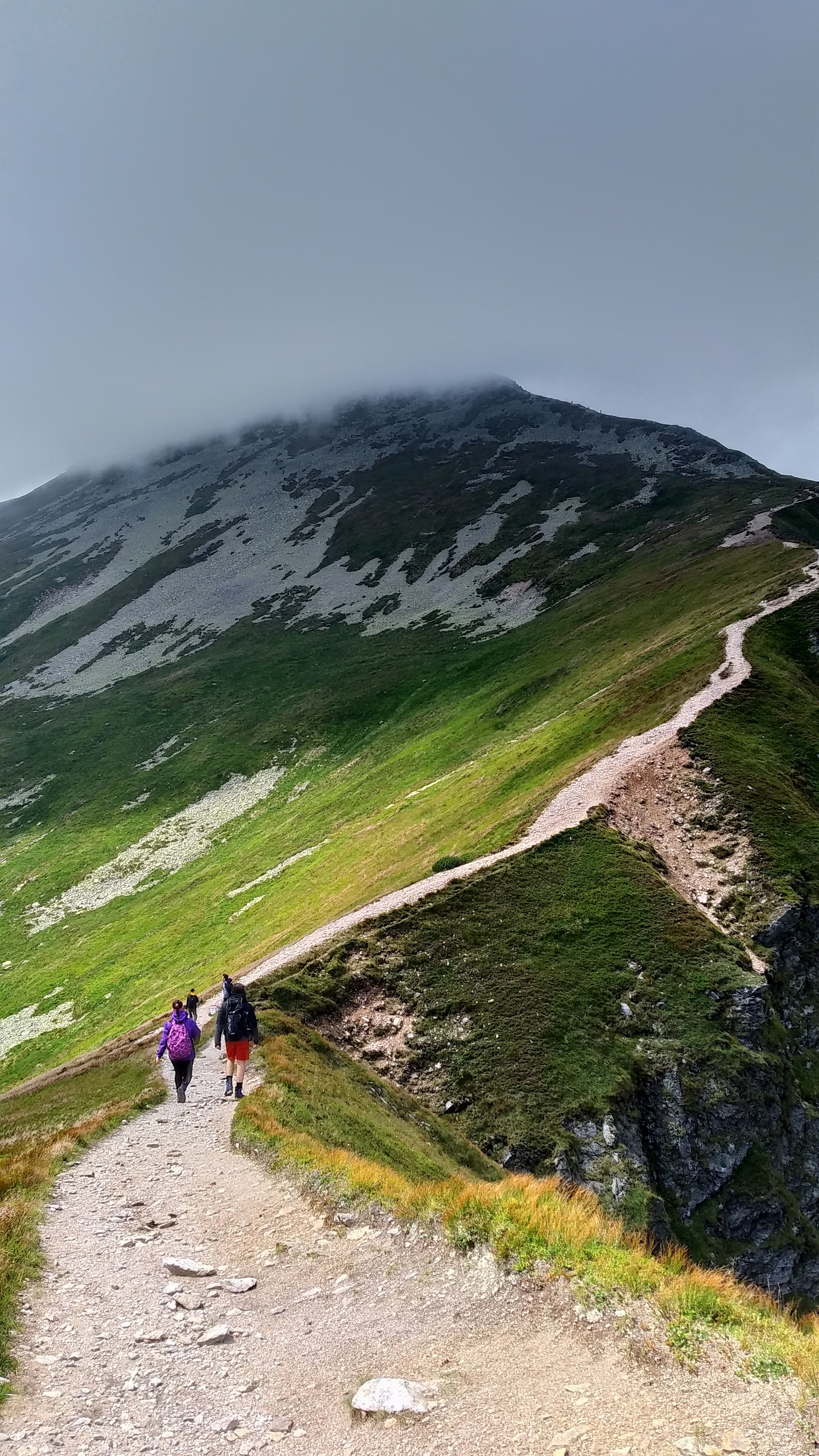 Pozor na dostatok tekutín počas turistiky, radia záchranári