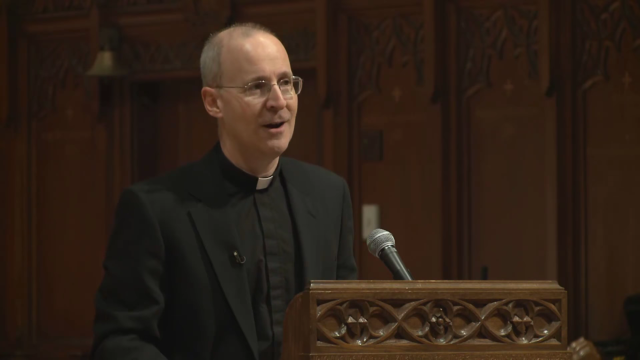 Dúhový kňaz Martin: Ježiš hovorí Poď von! Lazárovi aj LGBTQ ľuďom verejne priznať svoje sklony