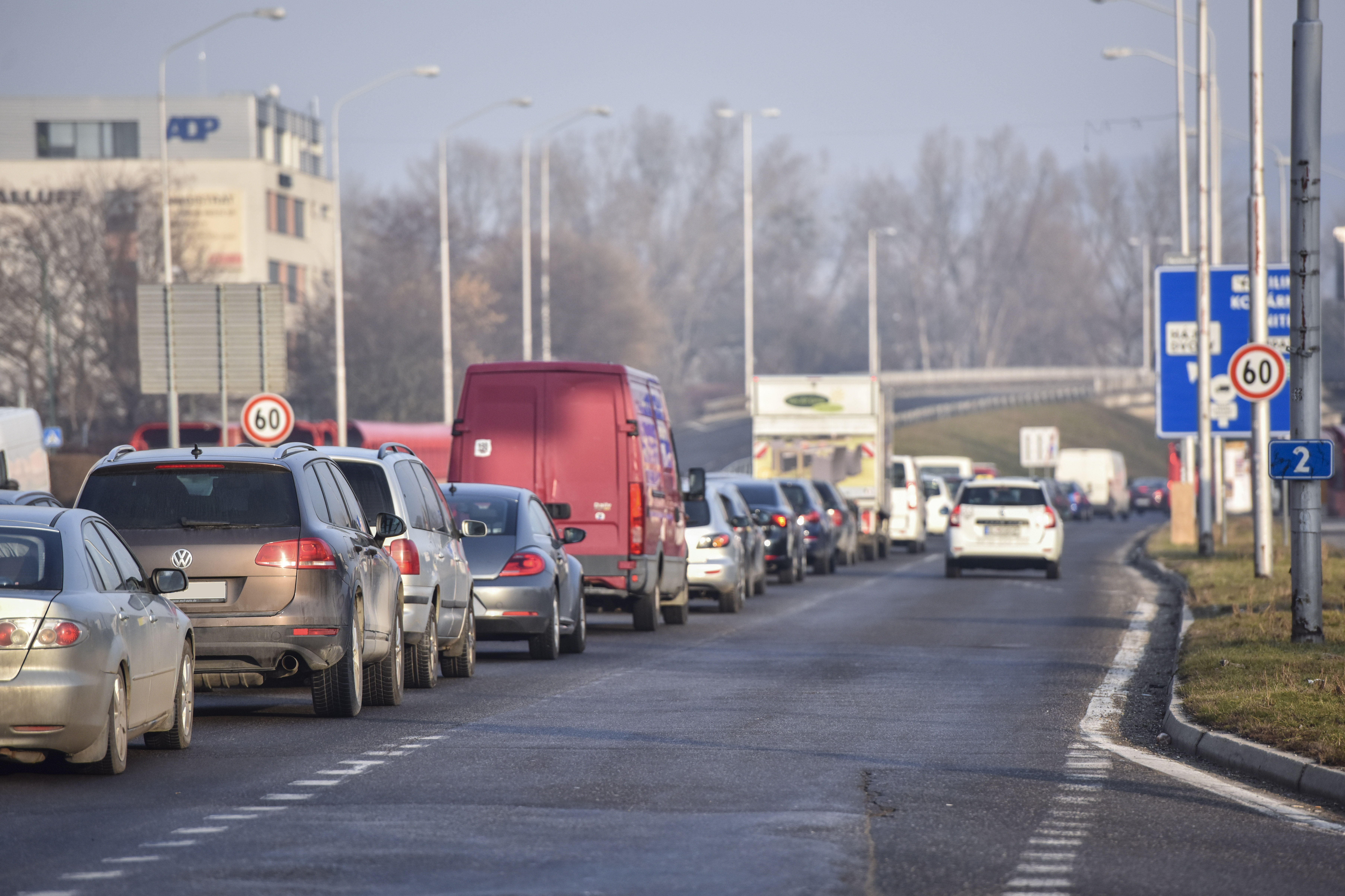 Zákaz spaľovacích motorov v Bratislave? Župa reaguje na slová svojho predsedu