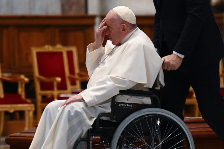 Pápež dobre reaguje na liečbu. Z nemocnice by ho mali čoskoro prepustiť