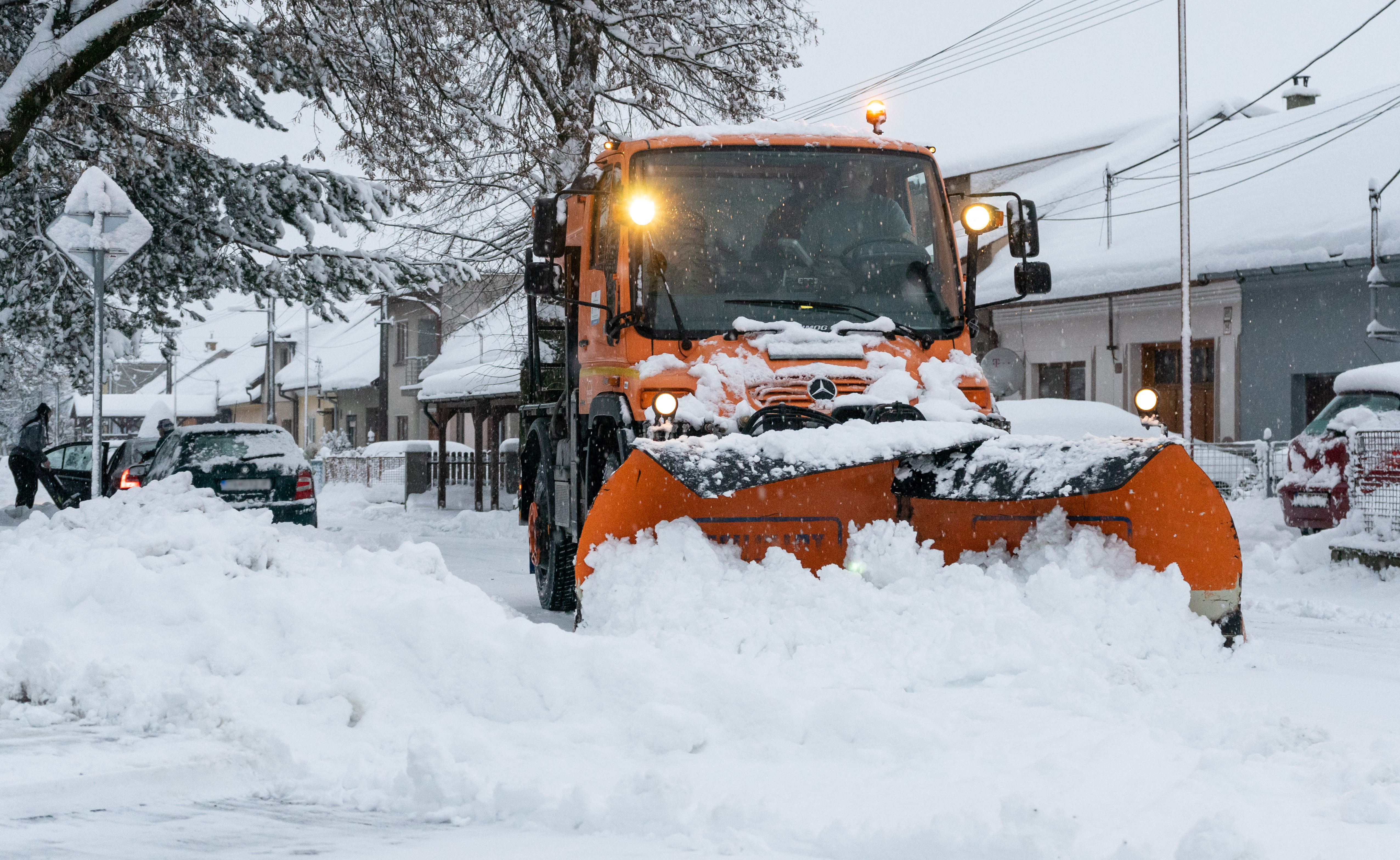 V Košiciach je vyhlásený druhý stupeň pohotovosti: Zapadnuté vozidlá, meškajúce spoje