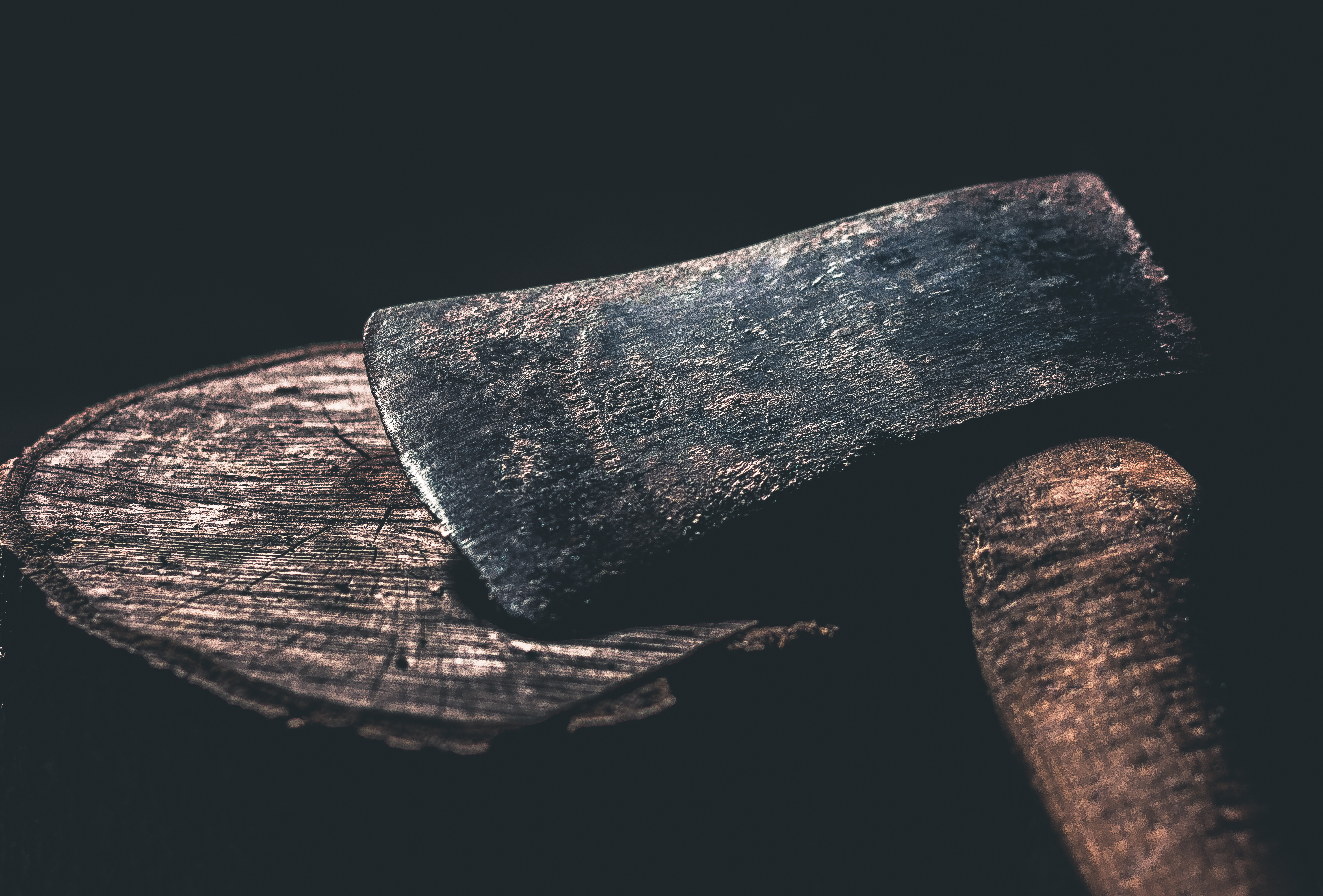 Do priateľky hodil sekeru