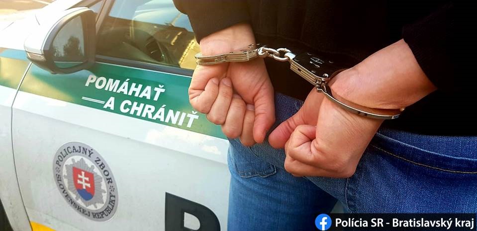 Polícia prepustila mužov, ktorí boli v byte s mŕtvolou