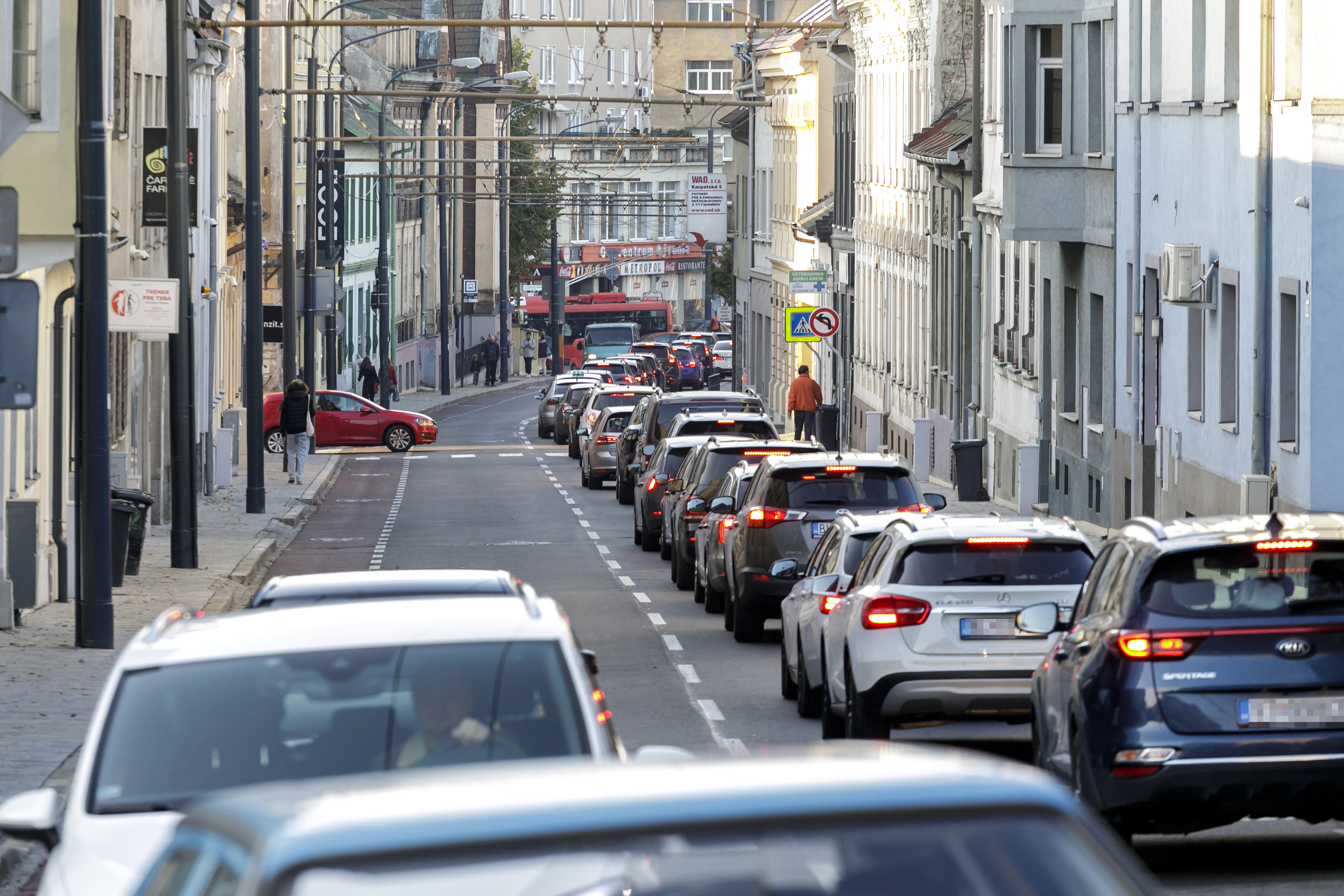 V hlavnom meste sa tvoria kolóny, hlásených je aj niekoľko nehôd