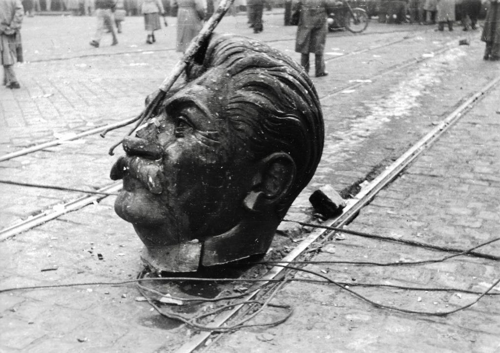 https://en.wikipedia.org/wiki/Stalin_Monument_(Budapest)#/media/File:1956_a_budapesti_Szt%C3%A1lin-szobor_elgurult_feje_fortepan_93004.jpg