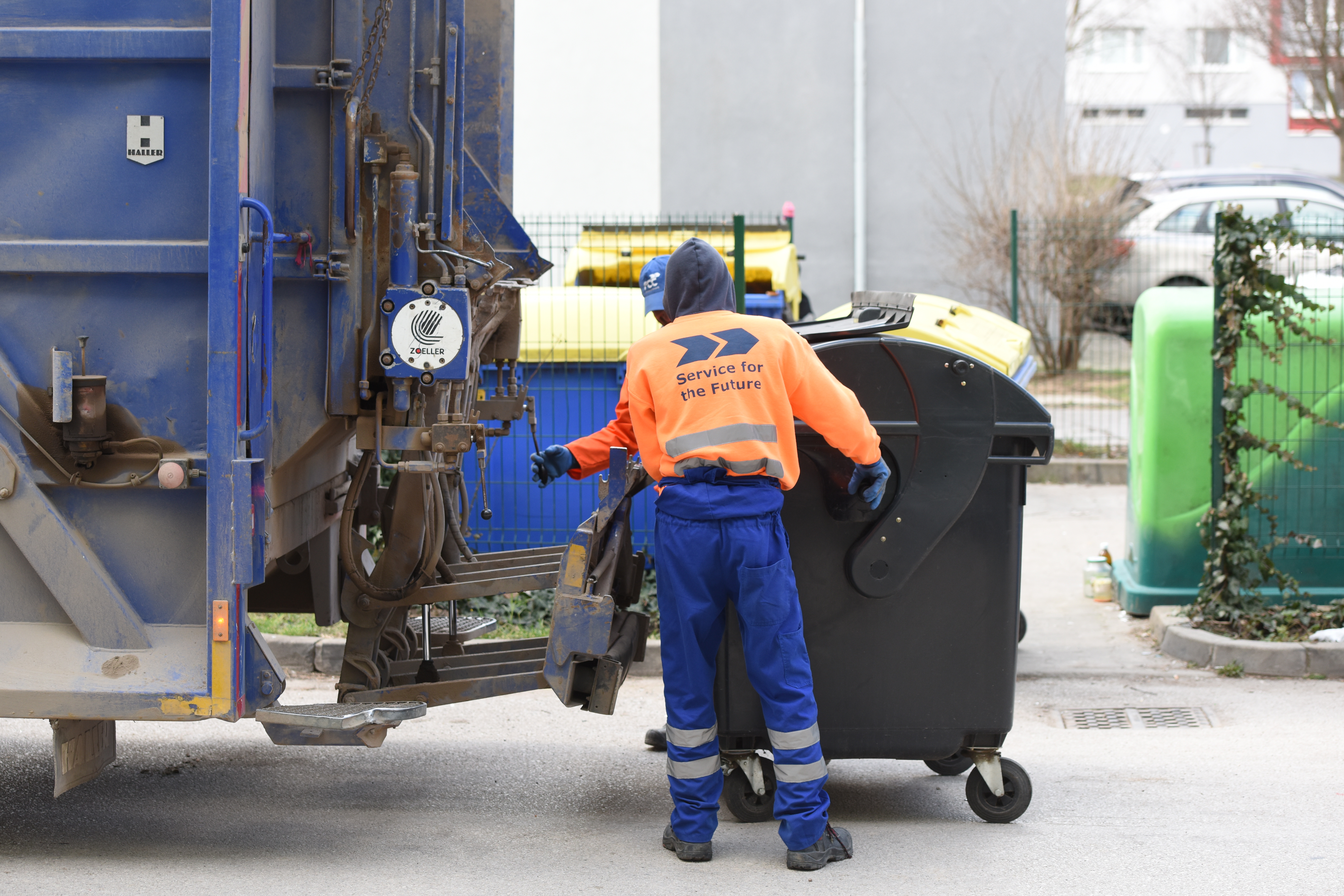 Odvoz smetí zdražie, zvýšia sa aj dane z nehnuteľností