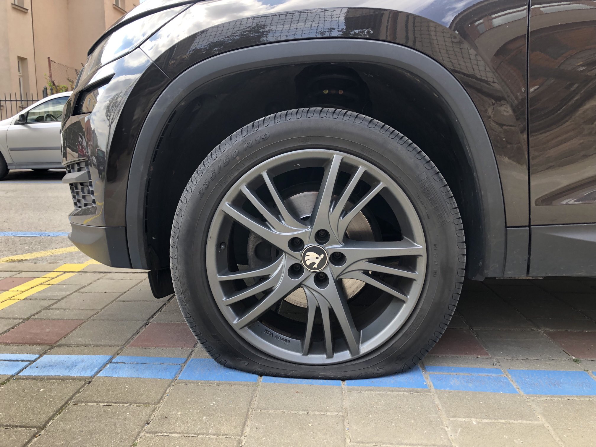 Vypúšťači pneumatík opäť úradovali v Brne. Klimatickí aktivisti zaútočili na vozidlá SUV