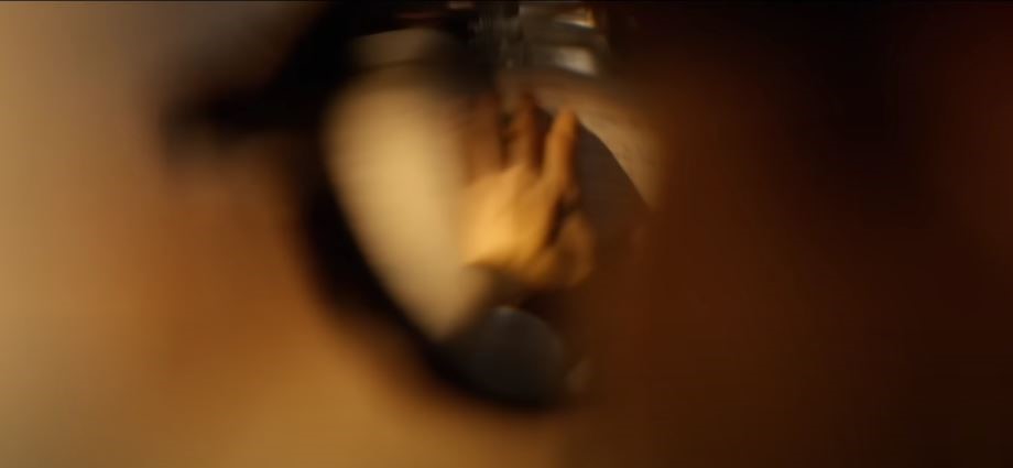 Záber cez dioptrie hlavného hrdinu. Reprofoto: Youtube.com: Johnny | Oficjalny zwiastun