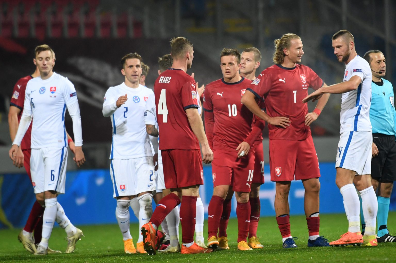 Na snímke slovenskí futbalisti Peter Pekarík (druhý vľavo) a Milan Škriniar (vpravo). Foto: Martin Baumann/TASR