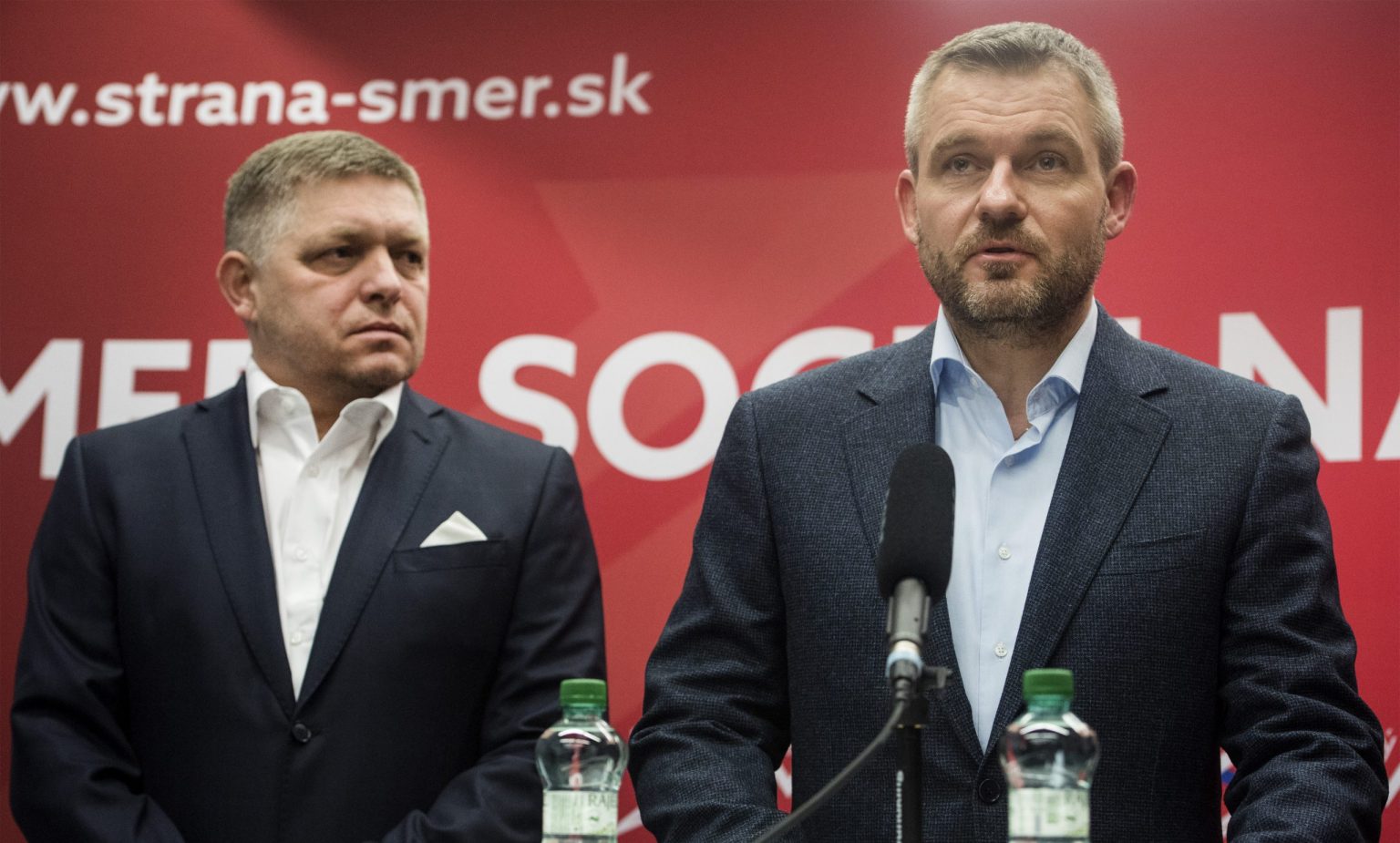 Peter Pellegrini, v jeho pozadí Robert Fico. Foto: Martin Baumann/TASR