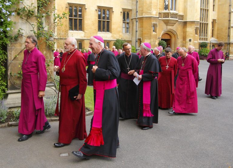 Anglikánski a katolícki biskupi v Canterbury (rok 2010). Foto: AP Photo/Chris Ison