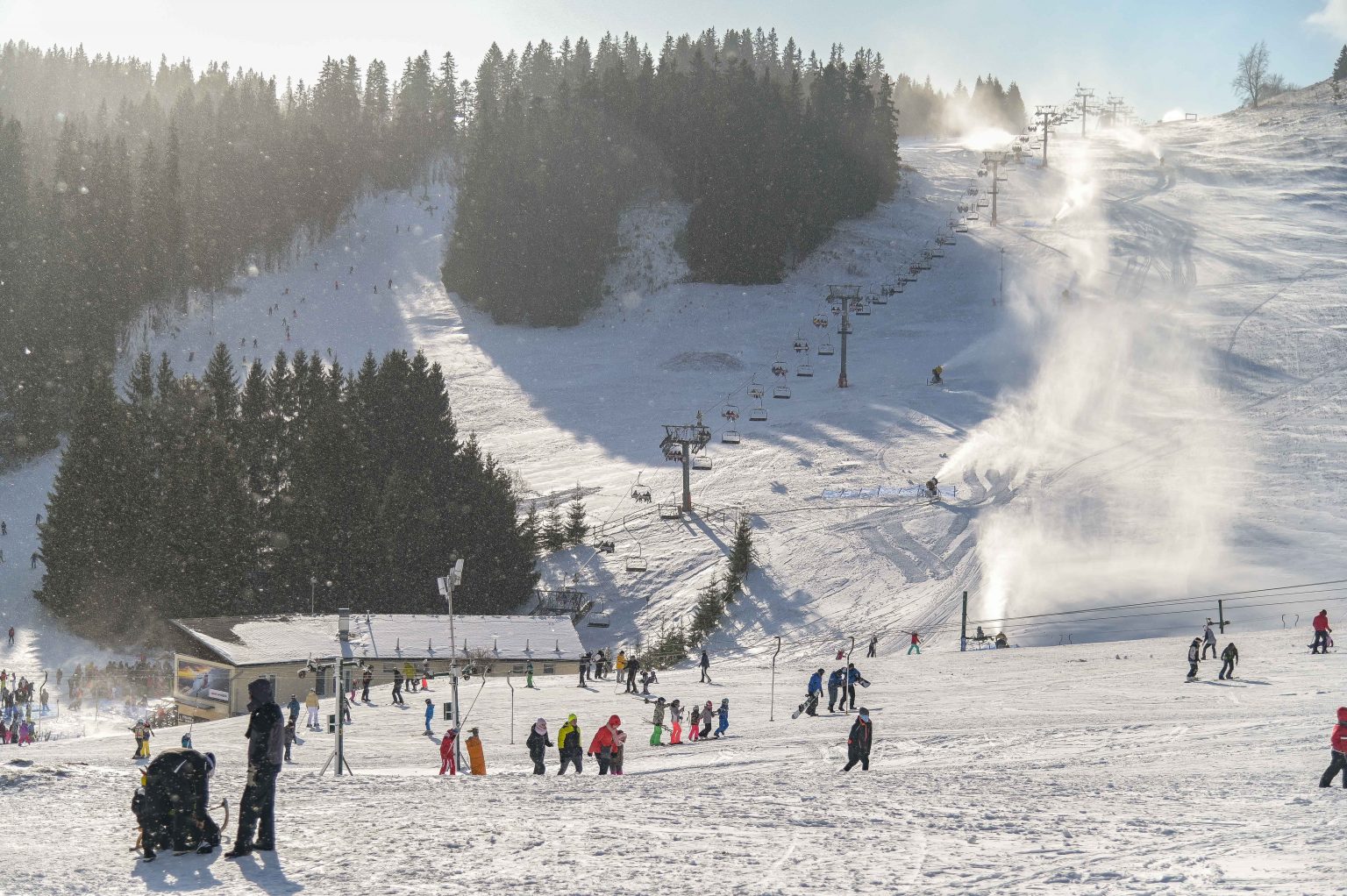 Lyžovanie v lyžiarskom stredisku Donovaly. Foto: Dušan Hein/TASR