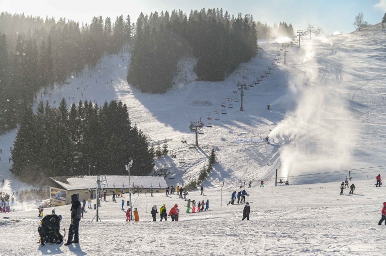 Prvé na Slovensku. Lyžiarske stredisko Donovaly otvára v piatok zimnú sezónu