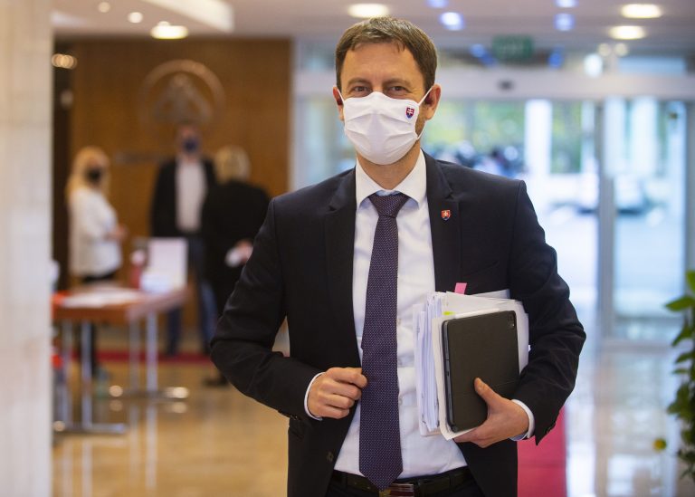 Heger sa bráni: Pracujeme na pláne obnovy, dôraz je na kvalitu. Opozícia tomu nerozumie