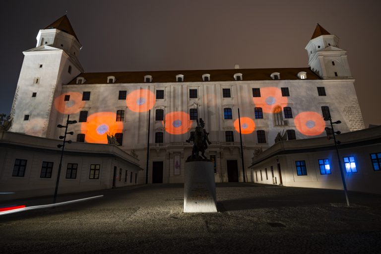 Pamiatky budú svietiť na červeno, pripomenú si ľudí trpiacich pre vieru