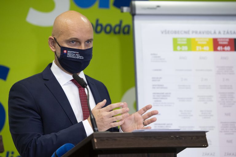 Minister Gröhling navrhol návrat žiakov do škôl na 8. december, rozhodne sa asi v utorok