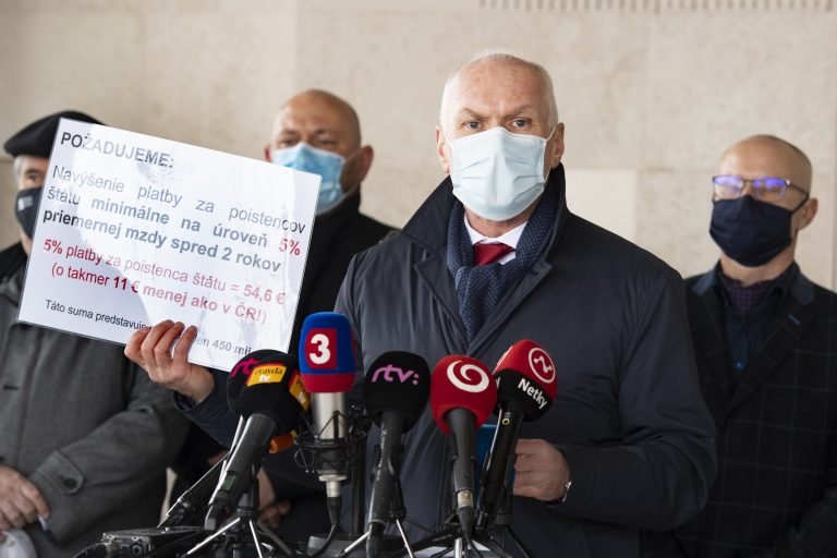 V popredí prezident Slovenskej lekárskej komory Marian Kollár. Foto: Pavel Neubauer/TASR