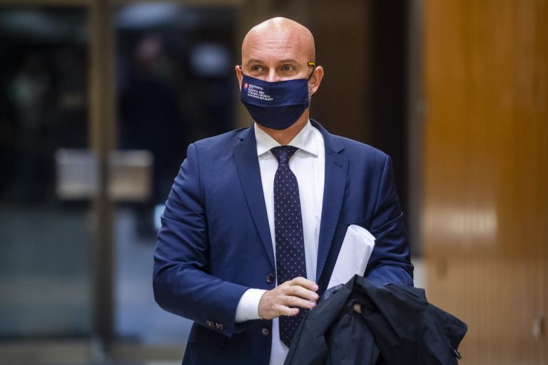 Gröhling: Inde otvárajú školy ako prvé, u nás je to naopak