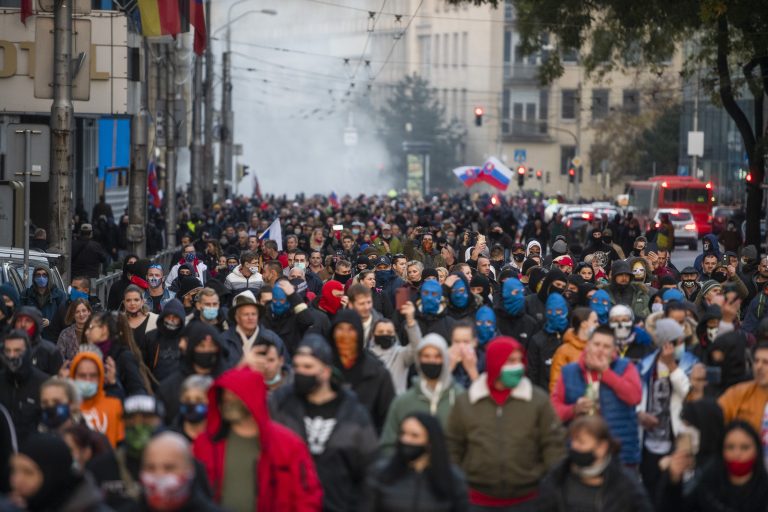 Na snímke demonštranti sa presúvajú počas protivládneho protestu pred Prezidentský palác v Bratislave 17. novembra 2020. Foto: Jaroslav Novák/TASR