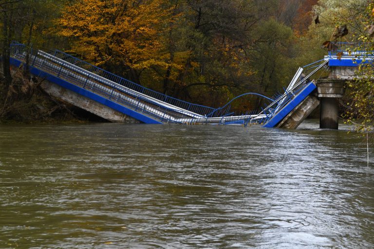 Spadnutý most cez rieku Hornád. Foto: Milan Kapusta/TASR