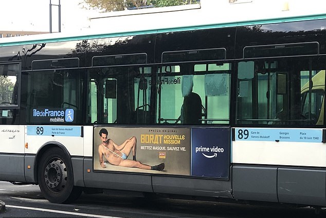 Plagát k novému filmu Borat. Prsteň sa nachádza na ruke opretej o zem (Zdroj: Twitter)