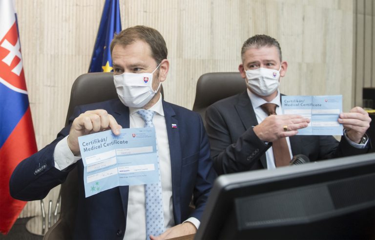 Certifikát treba po víkende aj v zelených okresoch