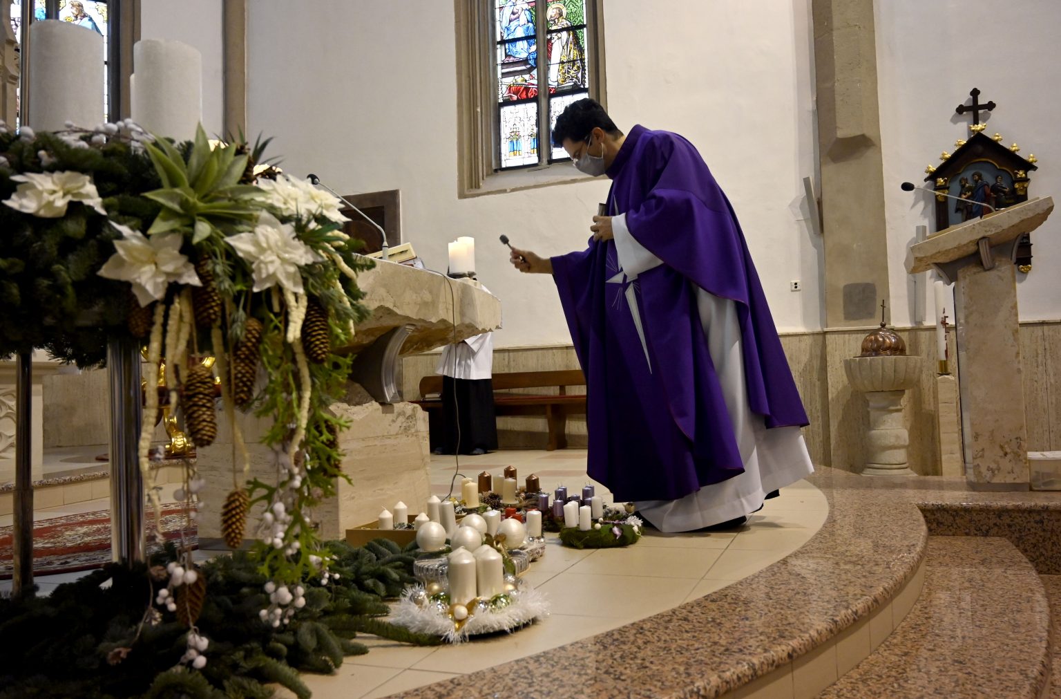 a snímke trebišovský dekan Marek Pristaš posväcuje svätenou vodou adventné vence počas svätej omše - Ilustračný obrázok (Zdroj: TASR)
