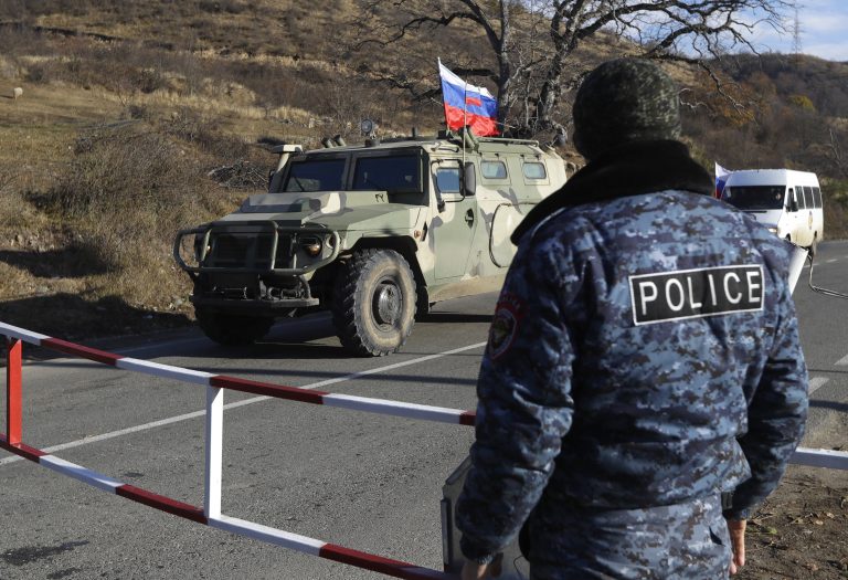 Vozidlá ruských mierotvorcov v Náhornom Karabachu. Foto: TASR/AP