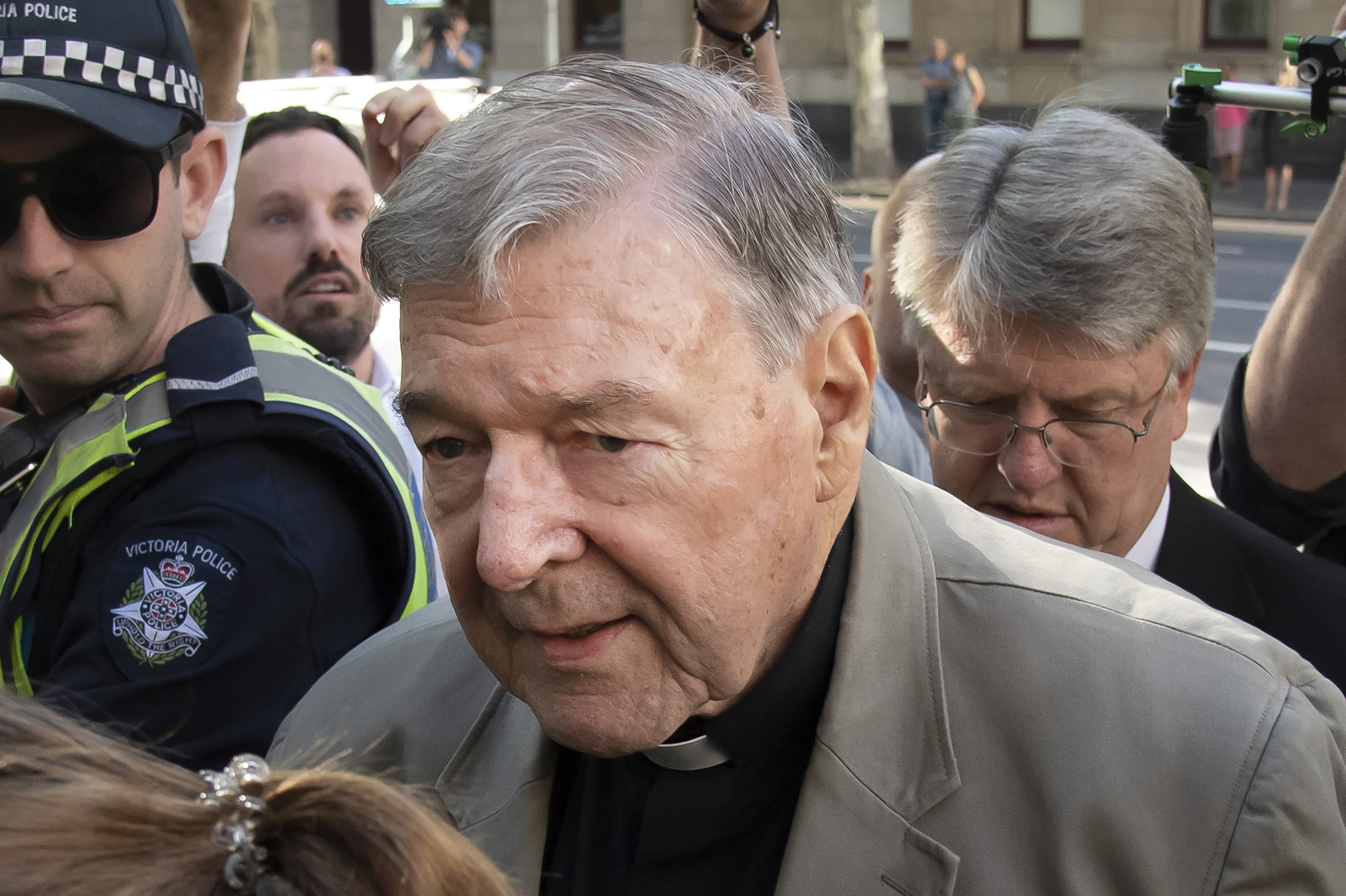 Austrálskeho kardinála súd oslobodil, ale Vatikán ďalej čelí tlaku