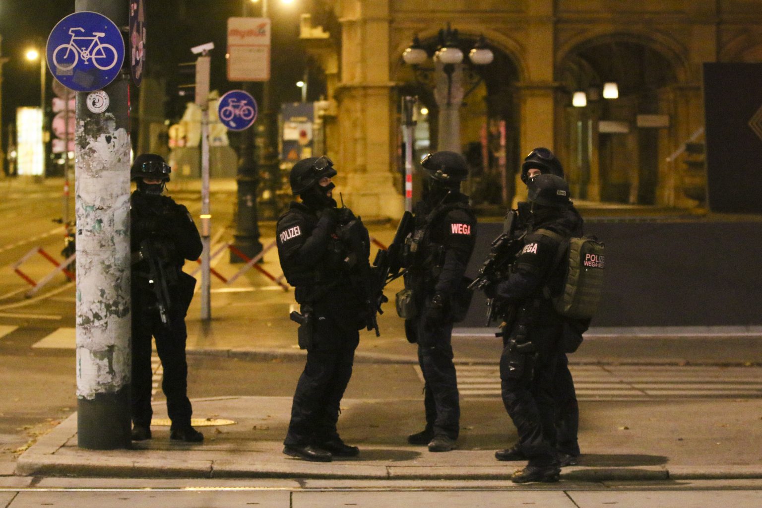 Na staršej sbbímke policajti hliadkujú po streľbe v centre Viedne. Foto: TASR/AP