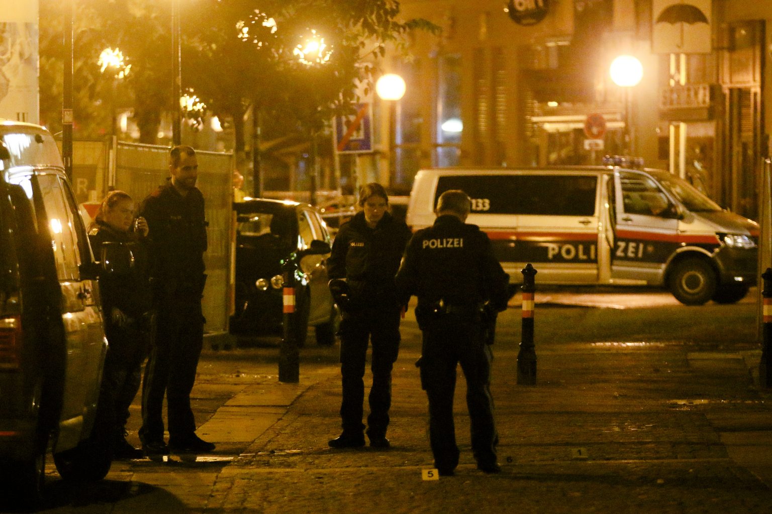 Policajti hliadkujúci na ulici vo Viedni, kde došlo k teroristickému útoku. Foto: TASR/AP