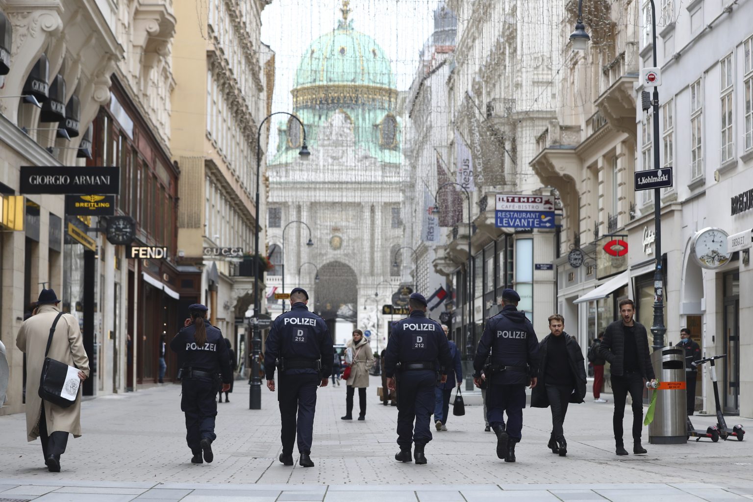 Policajná hliadka v centre Viedne po teroristickom útoku z 2. novembra. Foto: TASR/AP