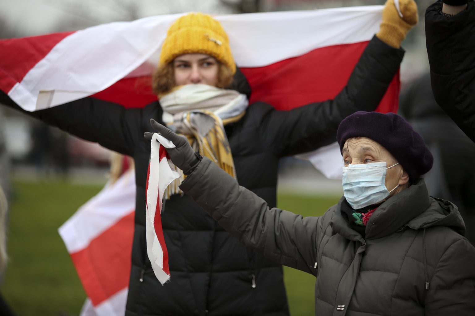 Demonštrantky protestujú počas opozičného zhromaždenia proti výsledkom augustových prezidentských volieb a režimu Alexandra Lukašenka v Minsku v nedeľu 22. novembra 2020. Foto: TASR/AP