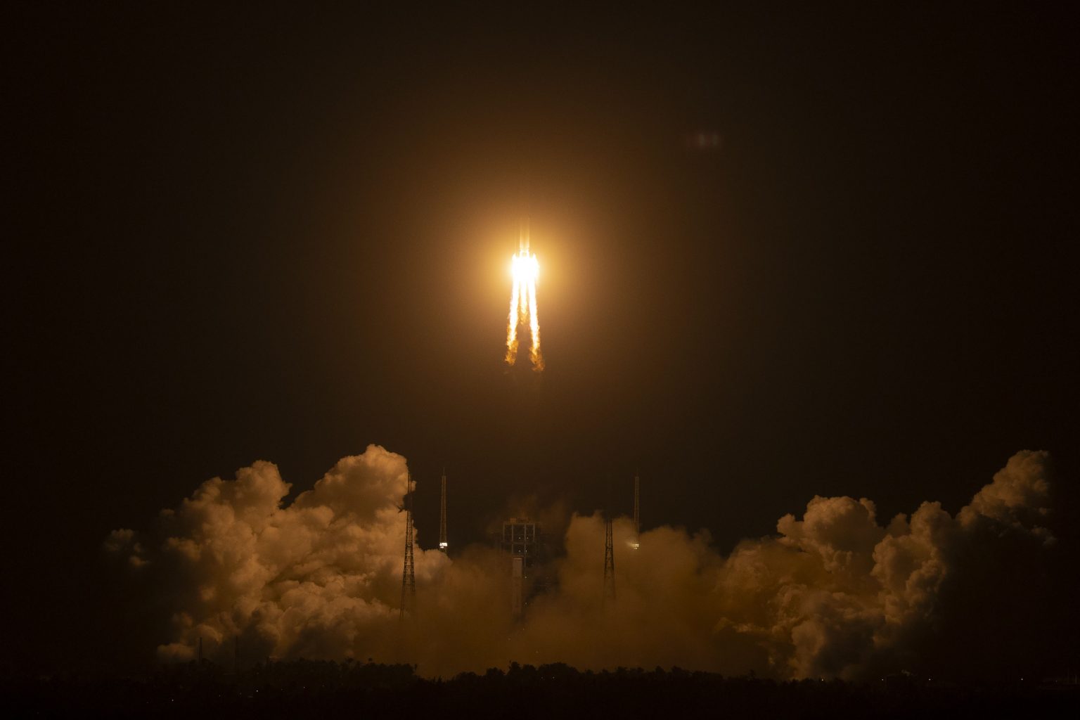Štart rakety nesúcej bezposádkovú sondu Čchang-e 5 z kozmodrómu Wen-čchang. Foto: TASR/AP