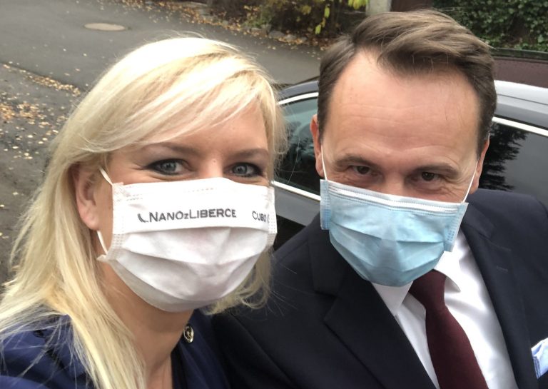 Petra Pecková so svojim vodičom. Foto: Twitter