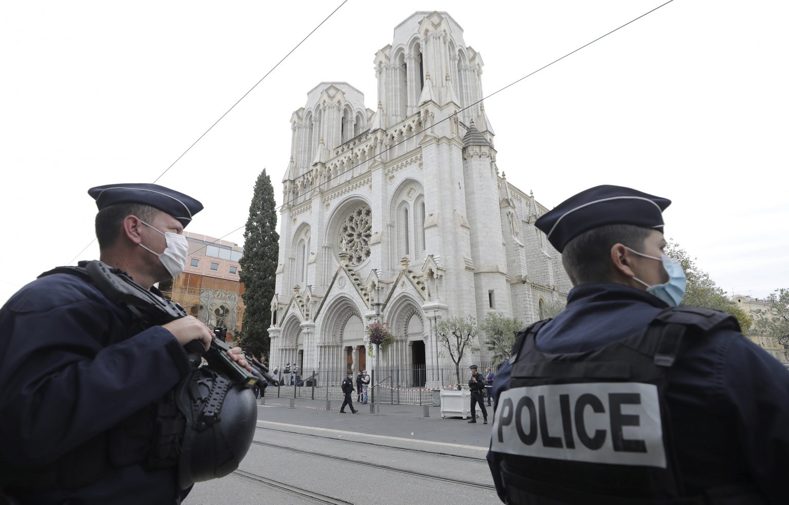 Policajti hliadkujú  pred Bazilikou Matky Božej po útoku nožom v juhofrancúzskom meste Nice. Foto: TASR/AP.