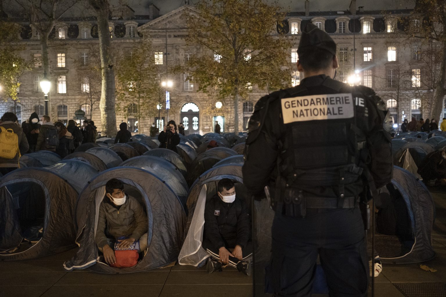 Provizórny stanový tábor v centre Paríža. Foto: TASR/AP
