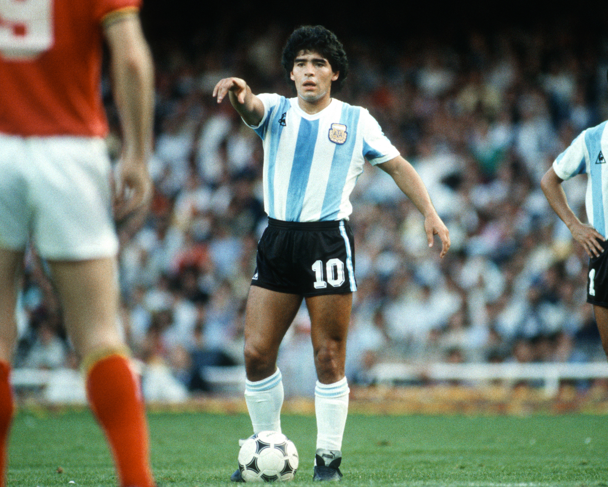 Umrela hviezda futbalu Diego Maradona
